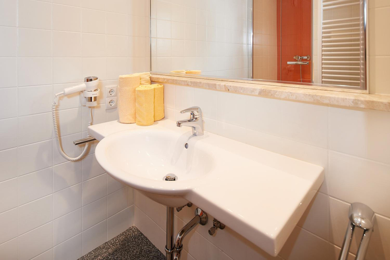Bathroom 4, Familotel Sonnberg Ferienanlage, Sankt Johann im Pongau