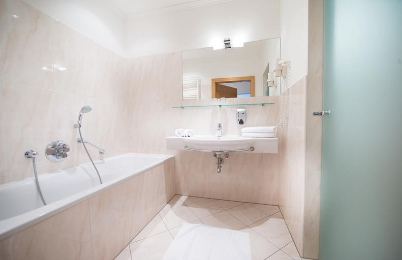 Bathroom 5, Hotel Grüner Baum, Zell am See