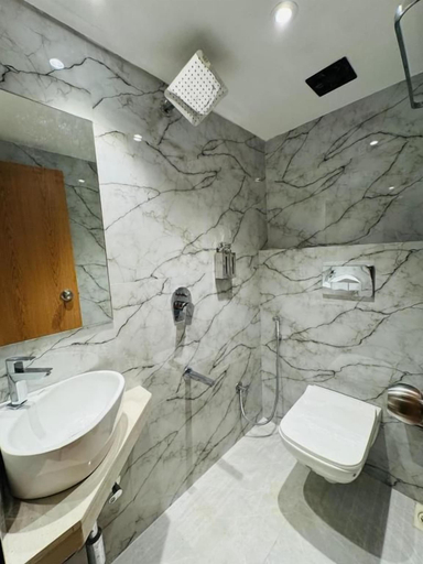 Bathroom 5, Hotel Comfort Castle, Mumbai Suburban