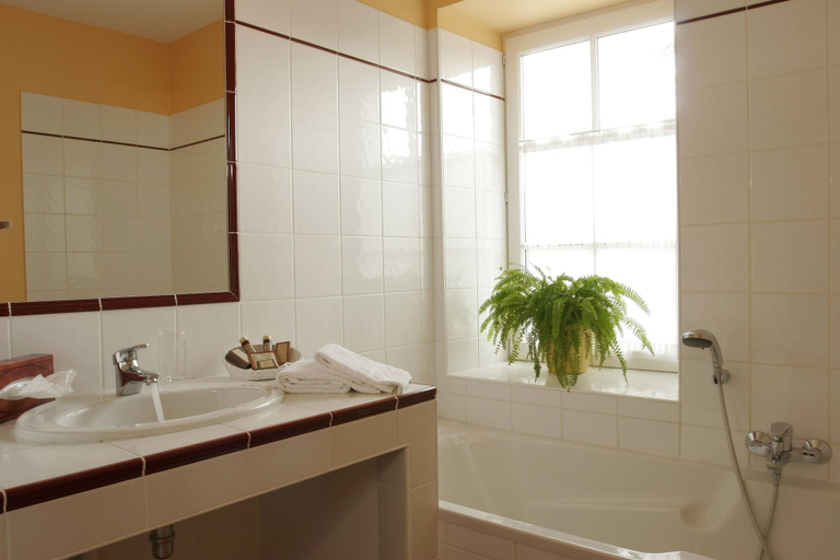 Bathroom 5, Hôtel le Clos, Côte-d'Or