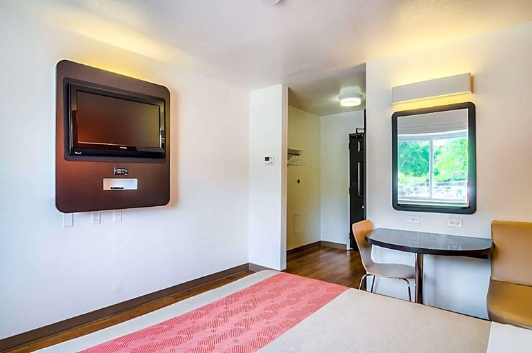 Bedroom 3, Motel 6 Arlington Heights, IL - Chicago North Central, Cook