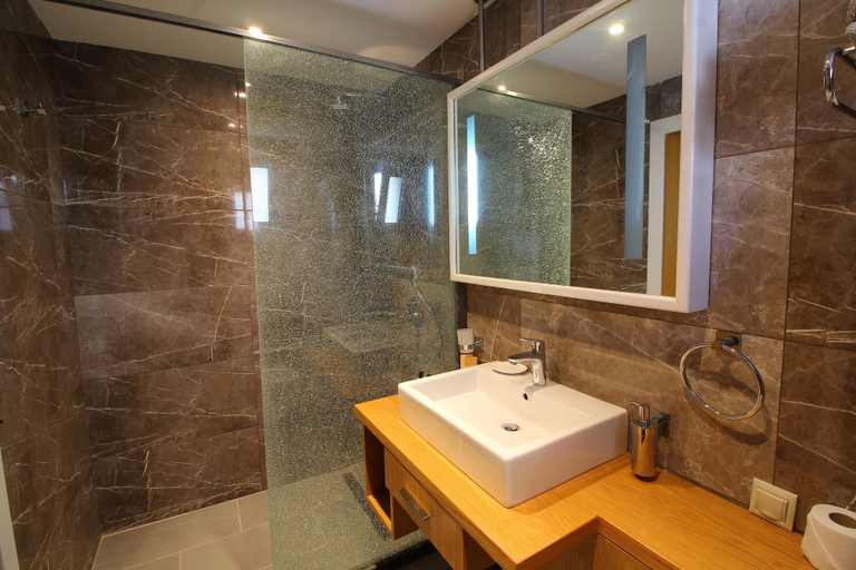 Bathroom 5, The Losh, Bodrum
