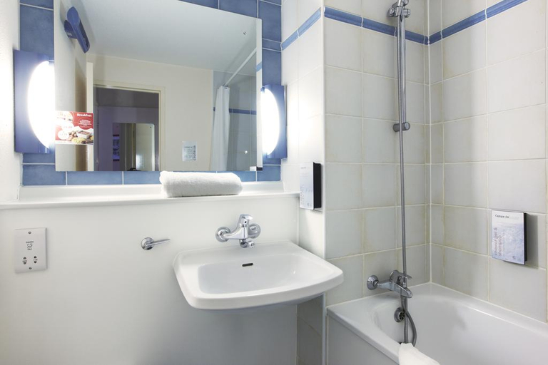 Bathroom 4, Travelodge Washington A1(M) Northbound, Gateshead