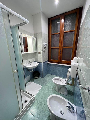 Bathroom 1, Hotel Taverna Dantesca, Torino