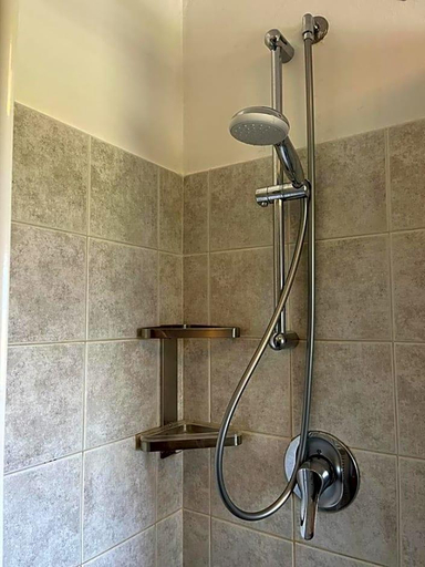 Bathroom 5, Aurora, Lecco