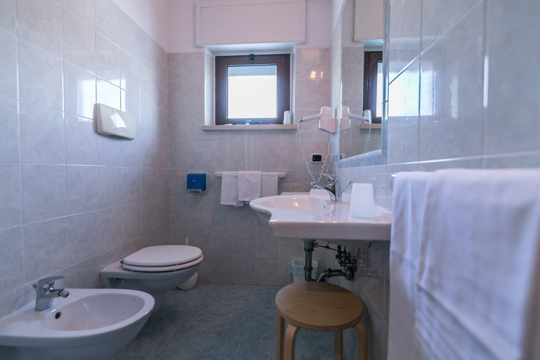 Bathroom 4, Faggio Rosso Hotel, L'Aquila