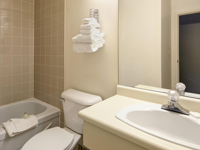 Bathroom, Pine Inn at Panorama Mountain Village, East Kootenay