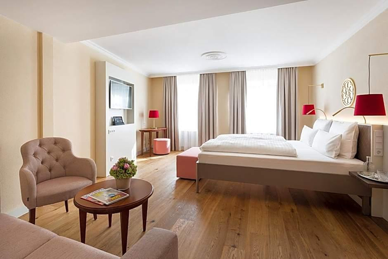 Bedroom 3, Emichs Hotel, Miltenberg