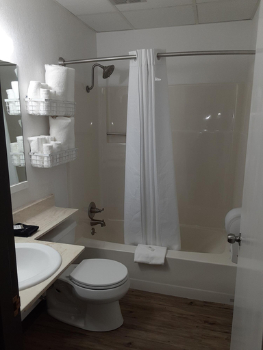 Bathroom 4, American Inn and RV Park, Jones