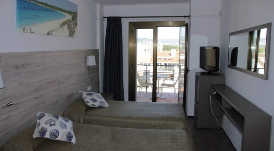 Bedroom 3, Hotel MarÃa Teresa, Girona