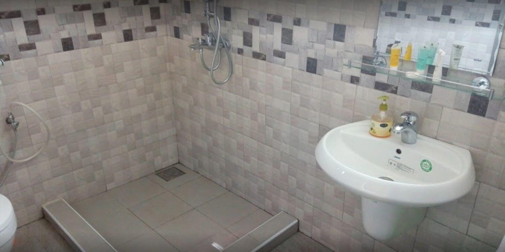 Bathroom 5, Sheevy's Bed N Breakfast, Fort Portal