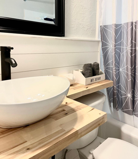 Bathroom 3, 4145 By The Sea Inn Suites, Broward