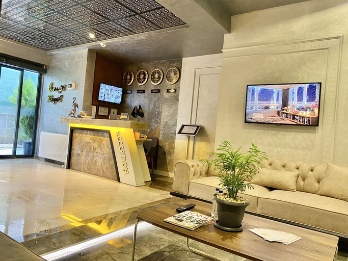 Others, Hotel Concept Royal, Merkez
