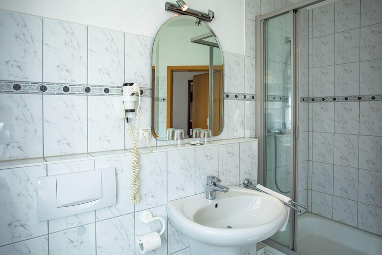 Bathroom 3, Hotel Ratskeller, Düren