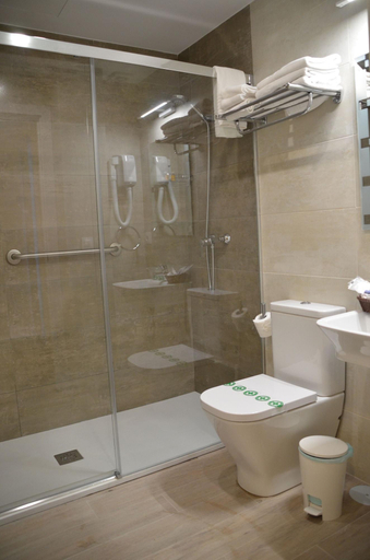 Bathroom 4, Hotel Dona Lina, Sevilla
