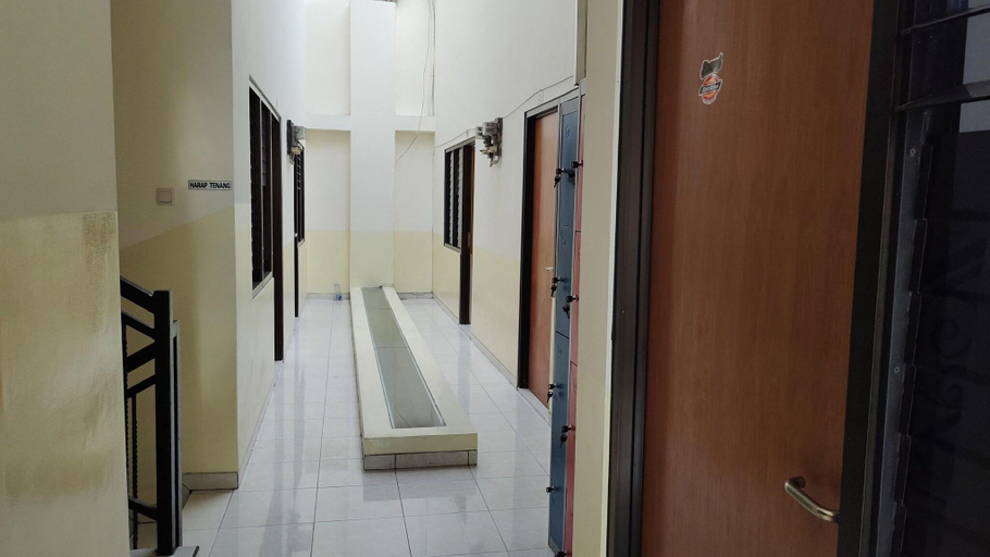 Lobby 3, OYO 90870 C16 Siwalankerto, Surabaya