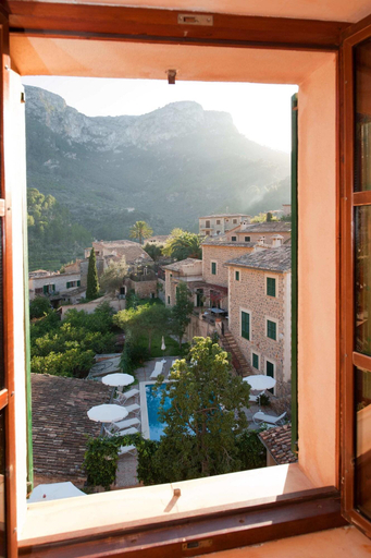 Room 4, D'Es Puig, Baleares