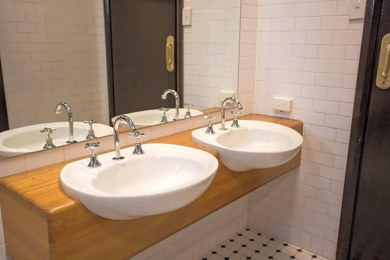 Bathroom 4, Nags Head Hotel, Newcastle - Throsby