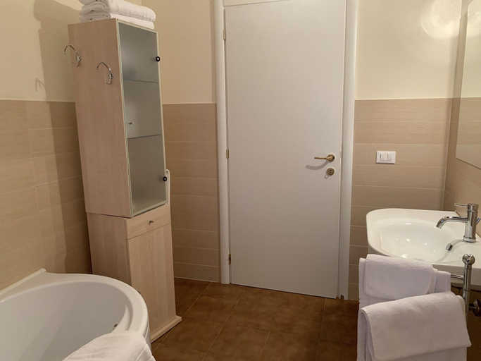 Bathroom 5, Deanna Golf, Ravenna