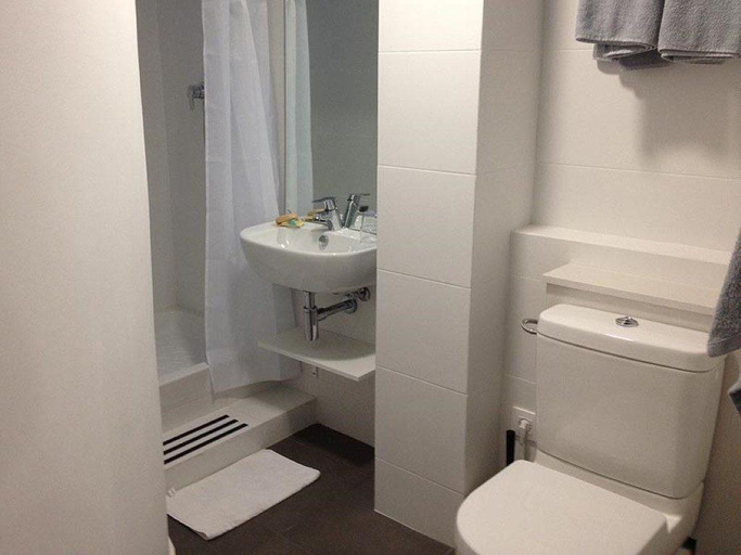 Bathroom 4, Hostalin Barcelona Diputación, Barcelona