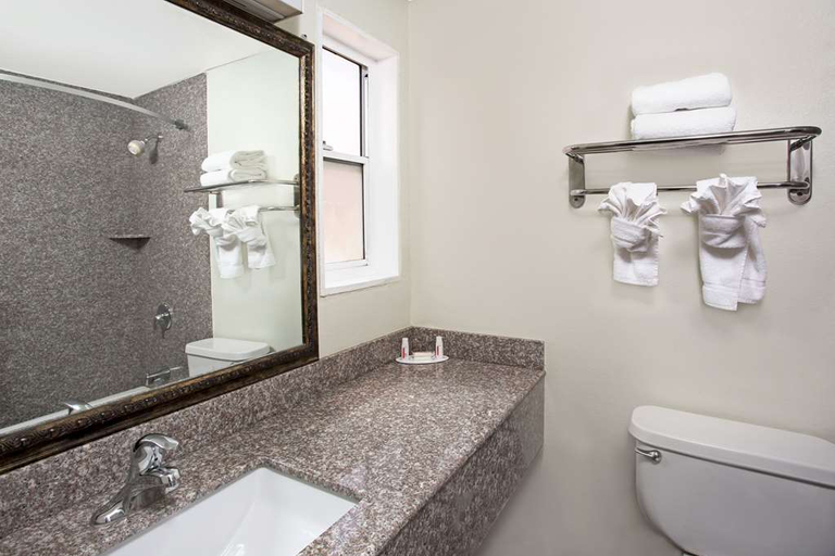 Bathroom, Days Inn by Wyndham Costa Mesa/Newport Beach, Orange