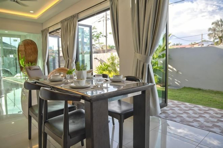Outdoor dining 5, Loh Residence@Pinjistation (8pax 4br), Kinta