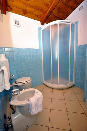 Bathroom 4, Oceano, Lucca