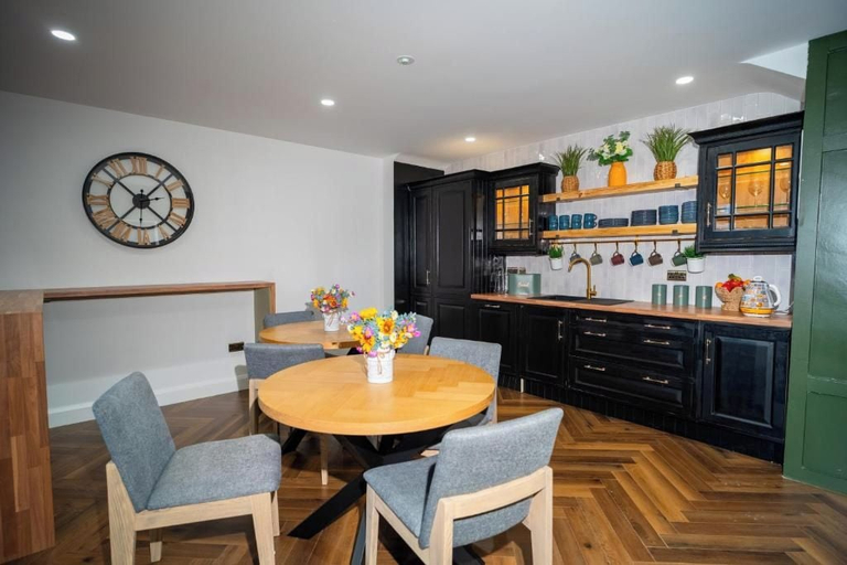Dining, Woolen house