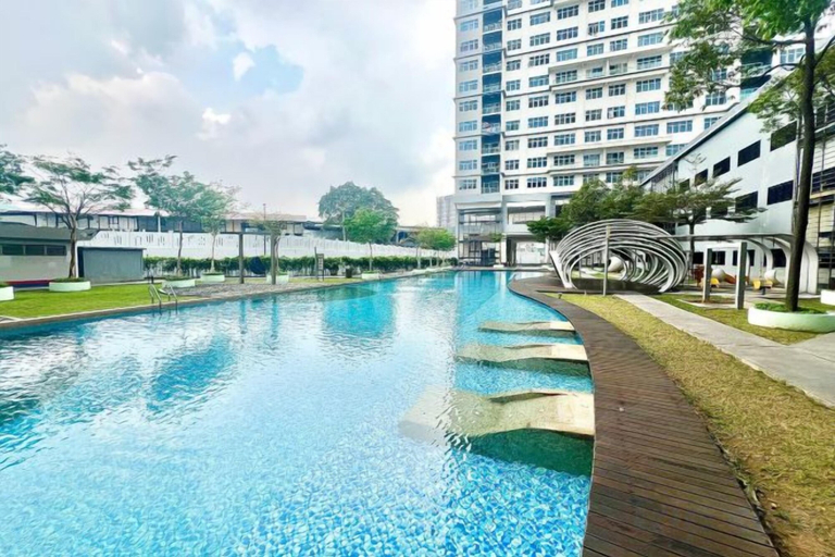 Pool 4, Puchong SkyPod Residence 1-10pax next to IOI Mall Wi-Fi MRT, Puchong