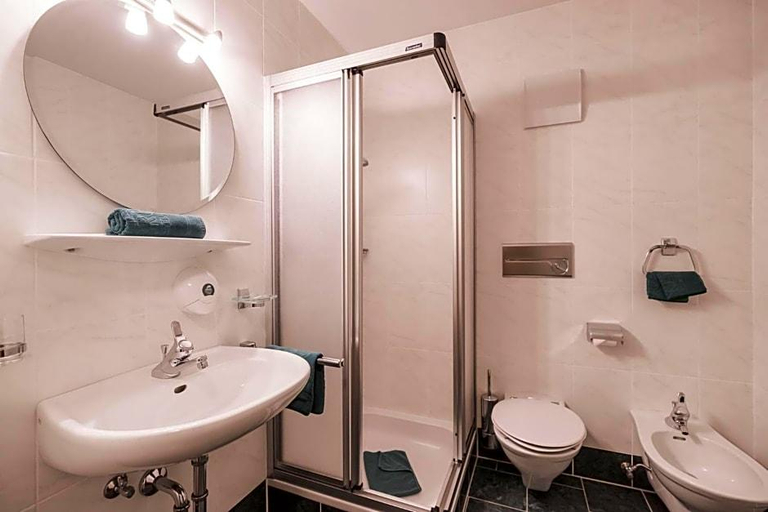 Bathroom 4, Vierbrunnenhof, Bolzano