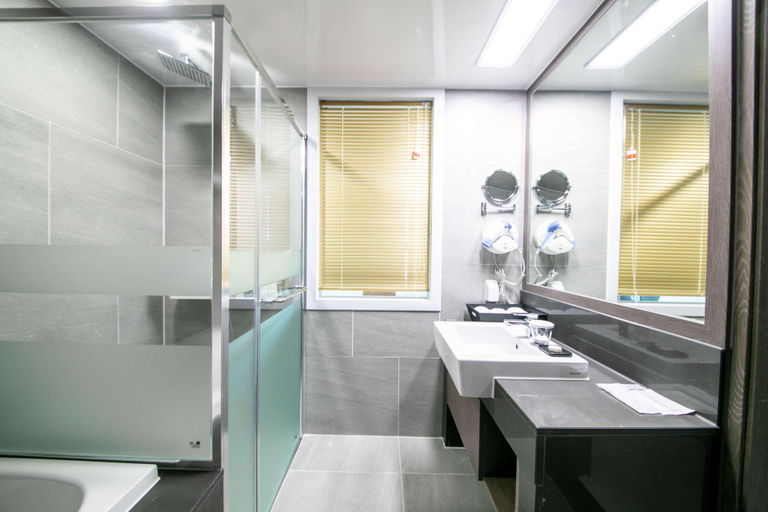 Bathroom 4, Golden Tulip Essential Namgang, Jinju