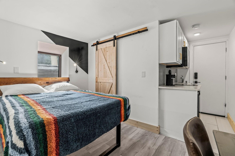 Room 4, Goodseed Suites Philadelphia Center, Philadelphia