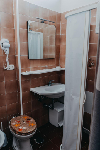 Bathroom 4, Hotel Tirreno, Latina