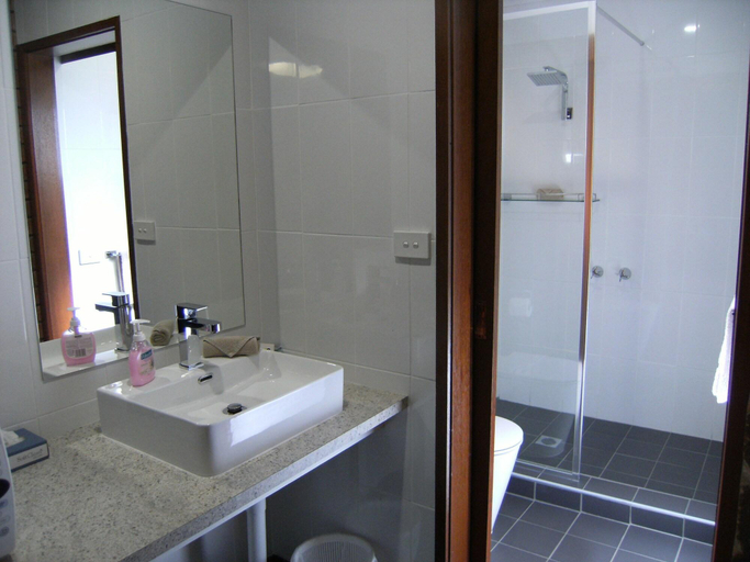 Bathroom 3, Regency Court Motel, Moira - West