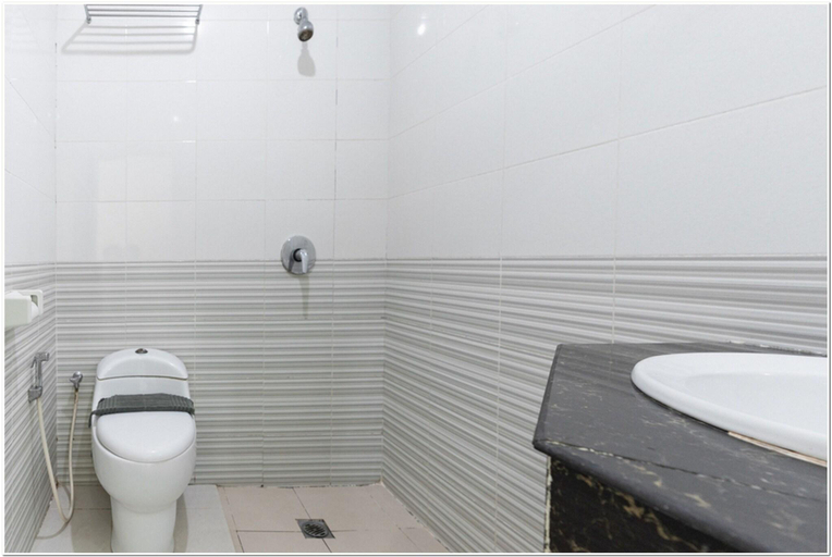 Room 2, Formerly RedDoorz Plus @ Hertasning Area, Makassar