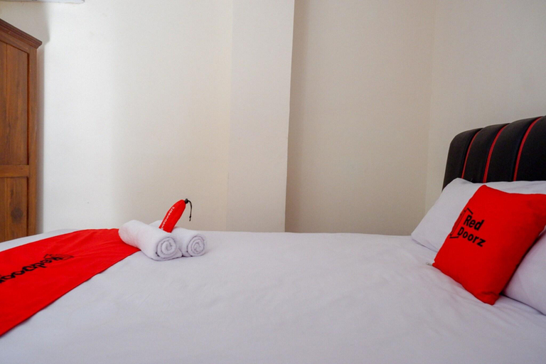 Room 2, Formerly RedDoorz Syariah near GOR Satria 4, Banyumas