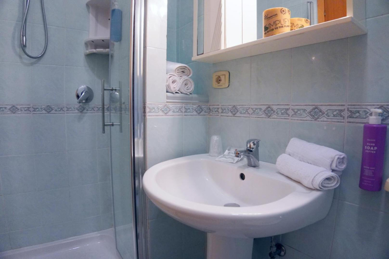 Bathroom 5, New Hotel Sonia, Salerno