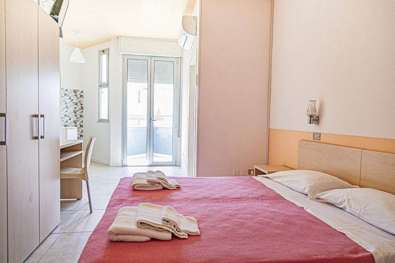 Bedroom 5, Hotel Tropical, Rimini