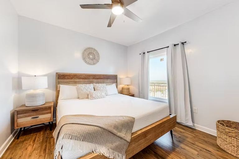Room 5, Bonsai Vacations, Bay