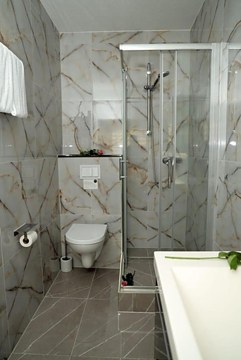 Bathroom 4, Royal, Lippe