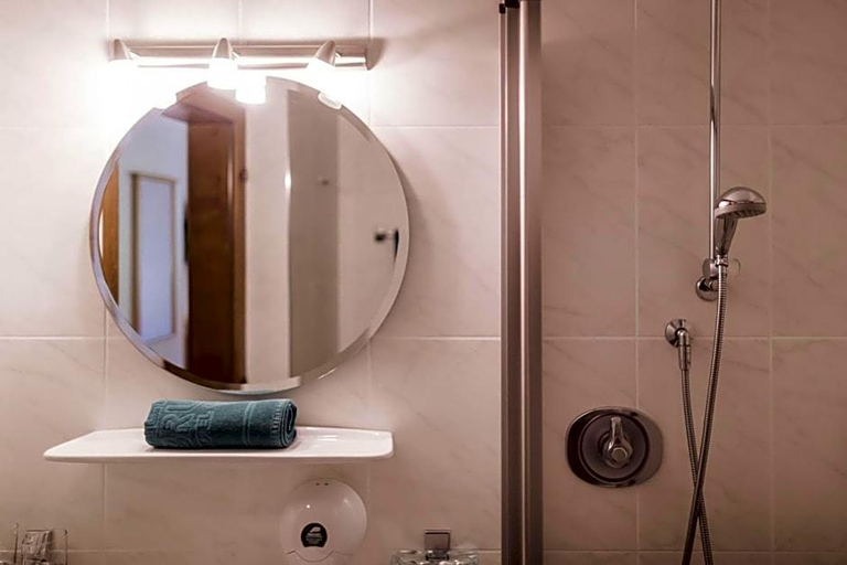 Bathroom 4, Vierbrunnenhof, Bolzano