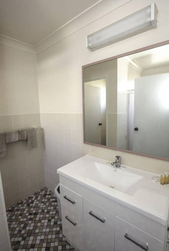 Bathroom 3, Mariner Motel, Port Macquarie-Hastings - Pt B