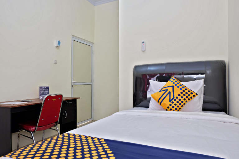 Room 4, RedDoorz Syariah Danesti Homestay Bandara Sultan, Makassar