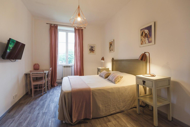 Bedroom 2, Les Ormeaux, Gironde