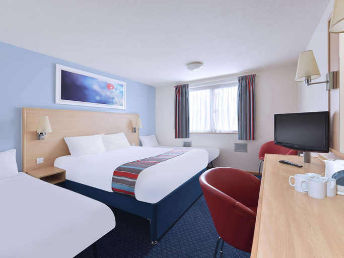 Bedroom 5, Travelodge Glenrothes, Fife
