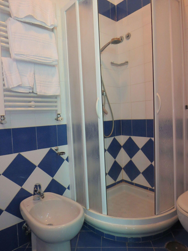 Bathroom 4, Hotel Elisabetta, Napoli