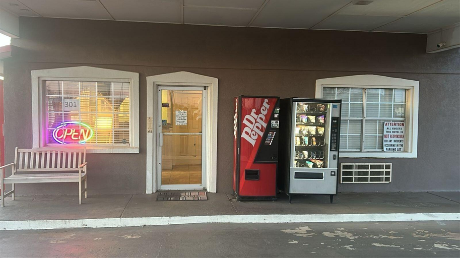 Food & Drinks 5, Hiway Inn Express Of Elk City, Beckham