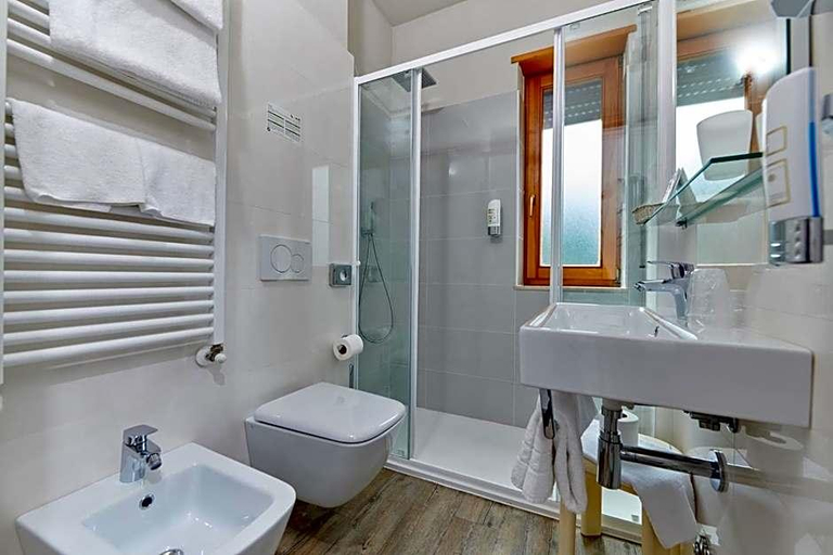 Bathroom 4, Benacus, Verona