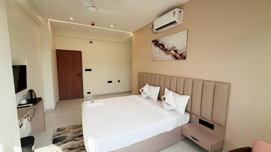 Room 4, TTURA Kitchen Bar Rooftop & Rooms Pune, Pune