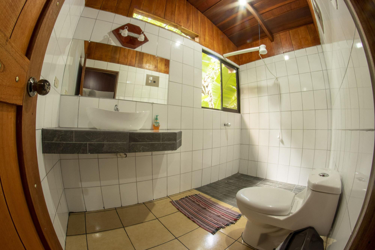 Bathroom 3, Arenal Rustic Lodge, San Ramón
